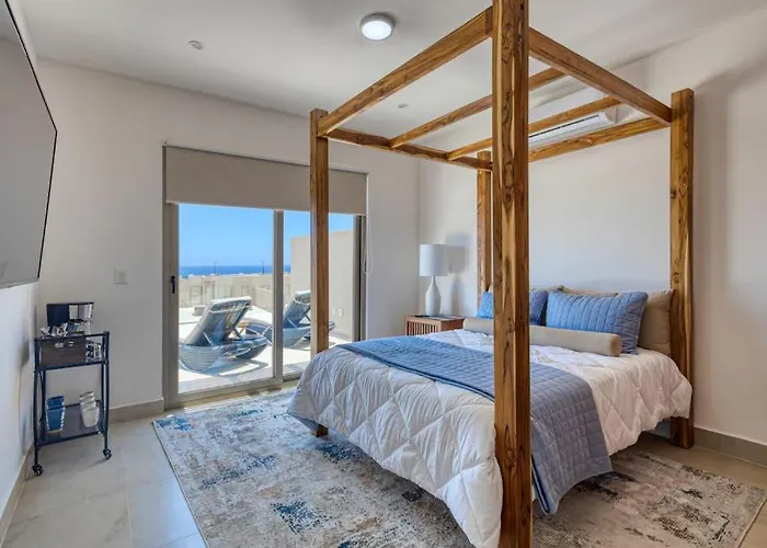 Сasa de vacaciones Modern With Rooftop Lounge, Pools, Gym, Pickleball & Netflix Access *