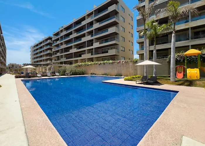 Сasa de vacaciones Modern With Rooftop Lounge, Pools, Gym, Pickleball & Netflix Access *