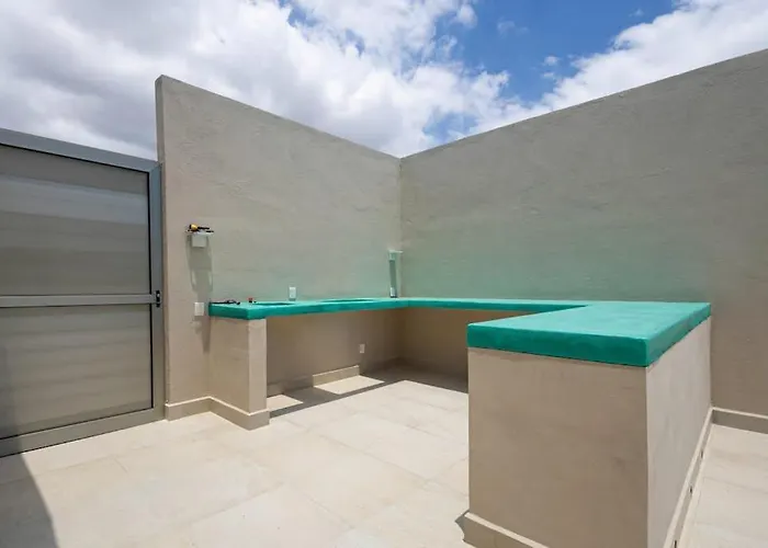 Modern With Rooftop Lounge, Pools, Gym, Pickleball & Netflix Access Сasa de vacaciones