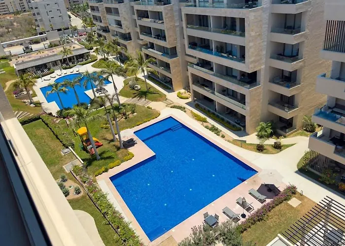Modern With Rooftop Lounge, Pools, Gym, Pickleball & Netflix Access Сasa de vacaciones *
