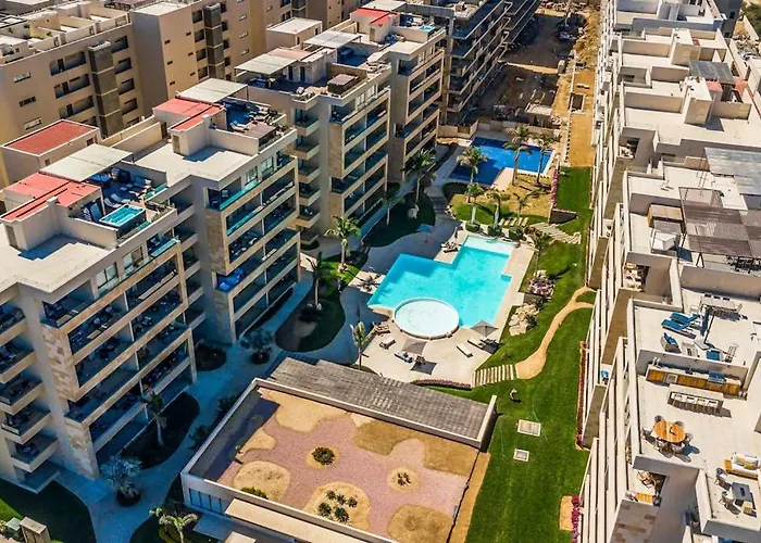 Сasa de vacaciones Modern With Rooftop Lounge, Pools, Gym, Pickleball & Netflix Access *